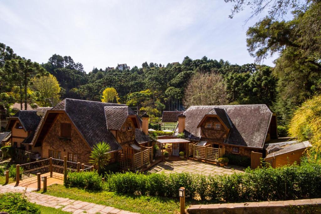 Aconchego e Conforto: 16 belos apartamentos, sendo 8 com lareira e 2 com sacada com vista para a exuberante natureza.

Responsabilidade Ambiental: estruturas com madeira de reflorestamento tratada com autoclave. Proporcionando maior conforto térmico.